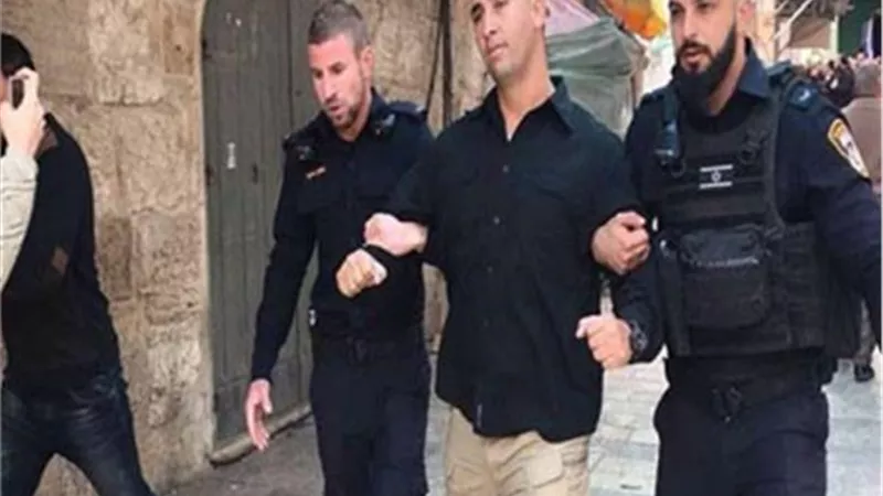 الاحتلال يعتقل حارسين للمسجد الأقصى ويفجر منزلاً في جنين بالضفة
