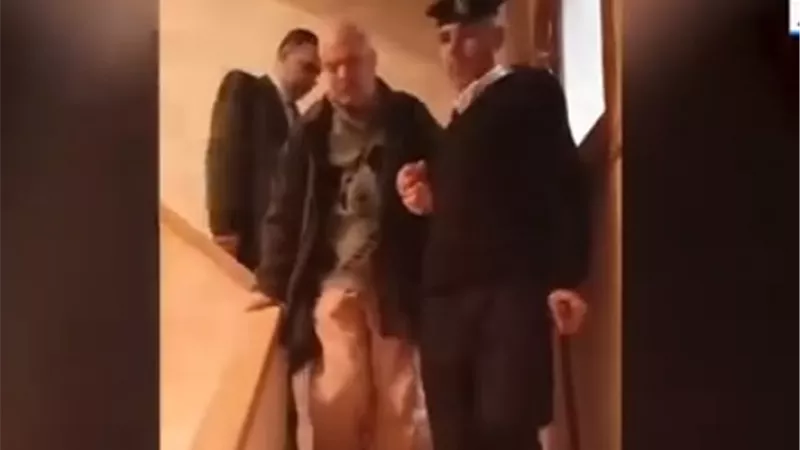 الوطنية للانتخابات تستجيب لمواطن مسن لمساعدته في النزول من منزله للإدلاء بصوته