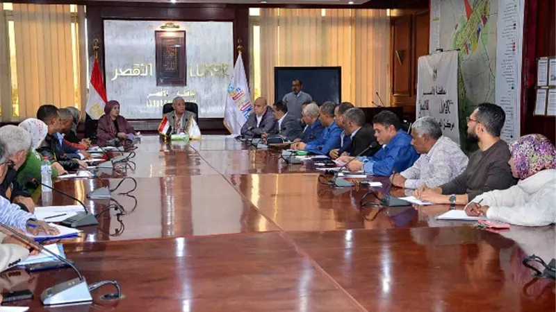 محافظ الأقصر يناقش مشروعات الخطة الإستثمارية