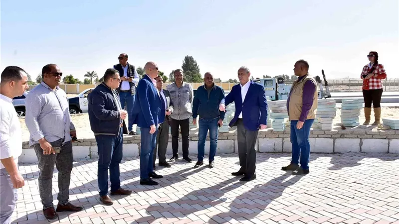 محافظ الأقصر يتفقد الأعمال النهائية بالميدان الشرقى لمحور الشمال