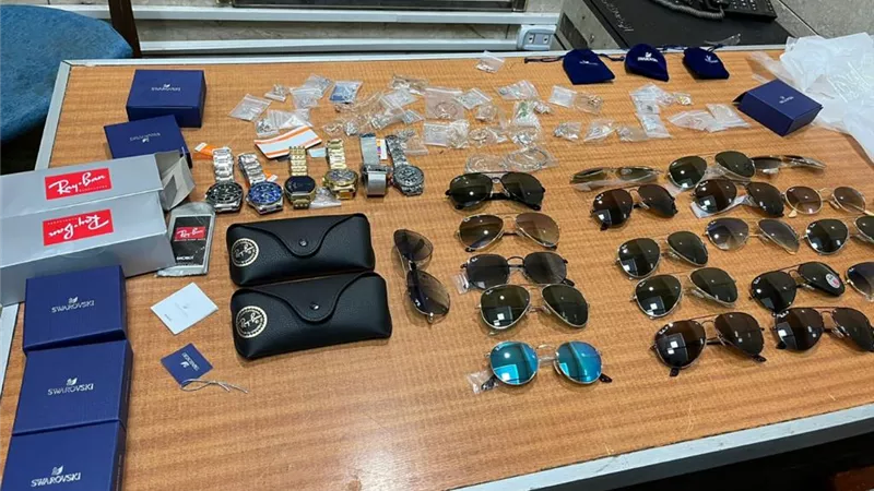 جمارك المطار تضبط 5 ركاب بحوزتهم أسلحة بيضاء وطبنجة وعقاقير مخدرة