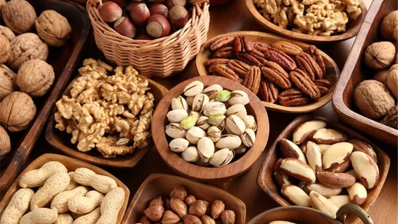 نوع من المكسرات يحتوى على نسبة عالية من الكالسيوم