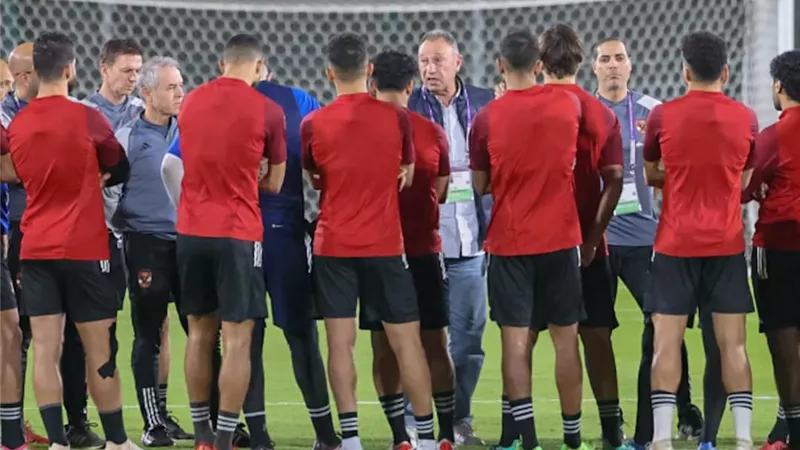 الخطيب يحضر مران الأهلي الختامي قبل مواجهة اتحاد جدة.. صور