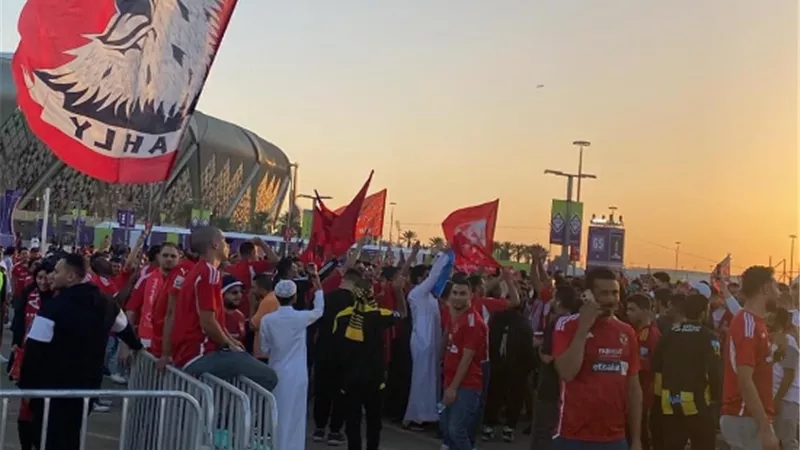 جماهير الاهلي تحتشد امام ملعب الجوهرة