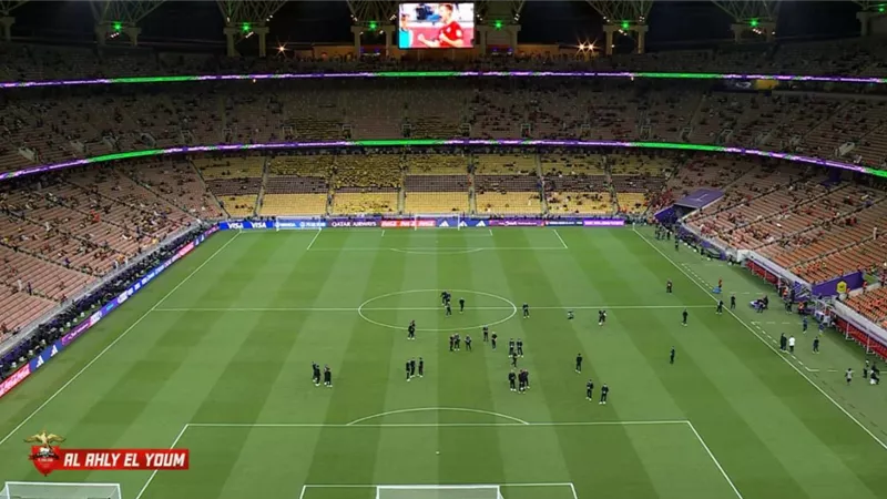نزول لاعبي الاهلي الي ارض الملعب لمواجهة اتحاد جده