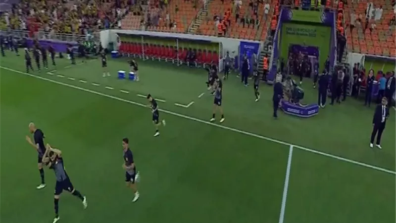 لاعبو اتحاد جدة يجرون عملية الاحماء قبل مواجهة الاهلى