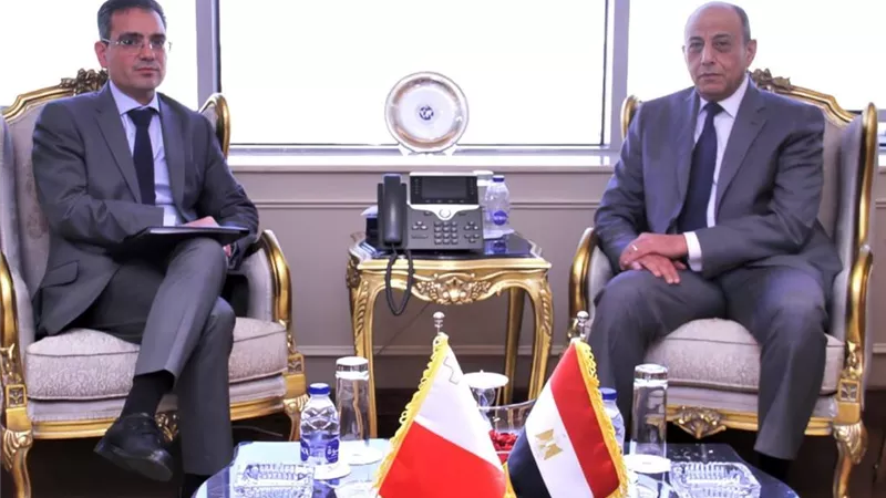 وزير الطيران يبحث مع سفير مالطا الموضوعات ذات الاهتمام المشترك فى النقل الجوى ..