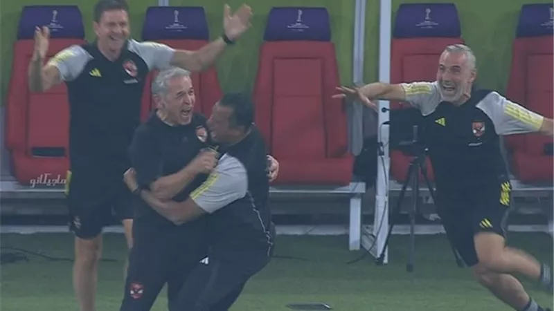 شاهد الفرحة الهيستيرية لجهاز الاهلى بهدف إمام عاشور