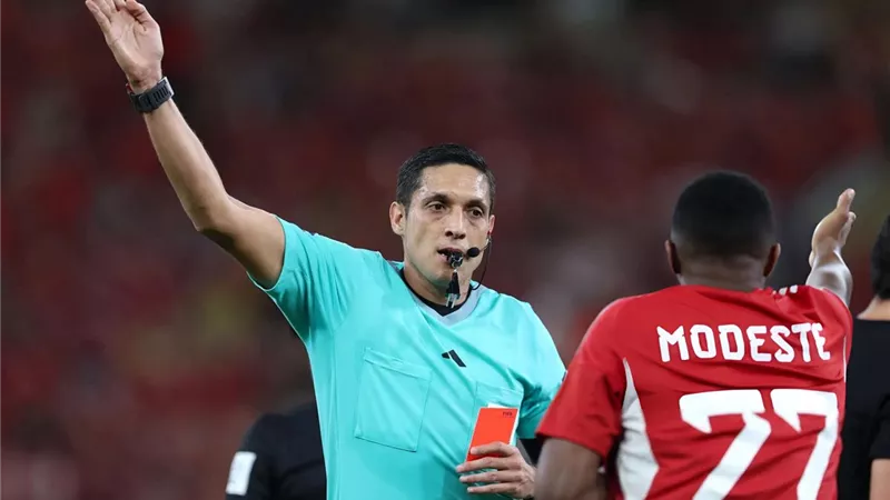 تعليق ساخر لبركات على طرد موديست بعد نزوله بدقيقتين أمام الاتحاد