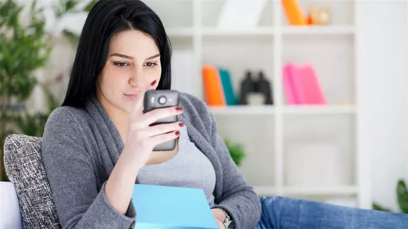 استخدام الهاتف فى المساء قد يدمر بشرتك