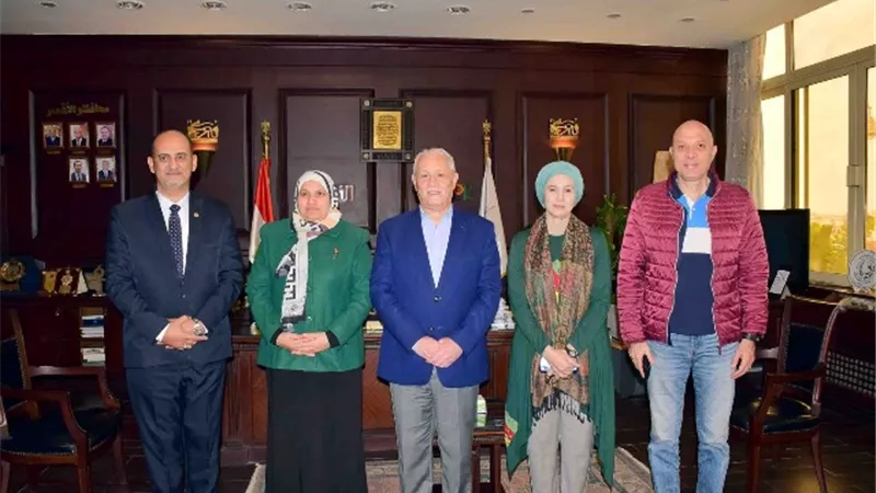 محافظ الأقصر يلتقى وفد مركز معلومات مجلس الوزراء