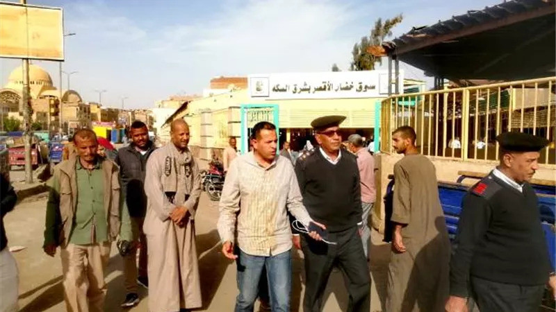 رئيس مدينة الأقصر يتفقد جودة الخدمات فى الأسواق ومواقف السيارات