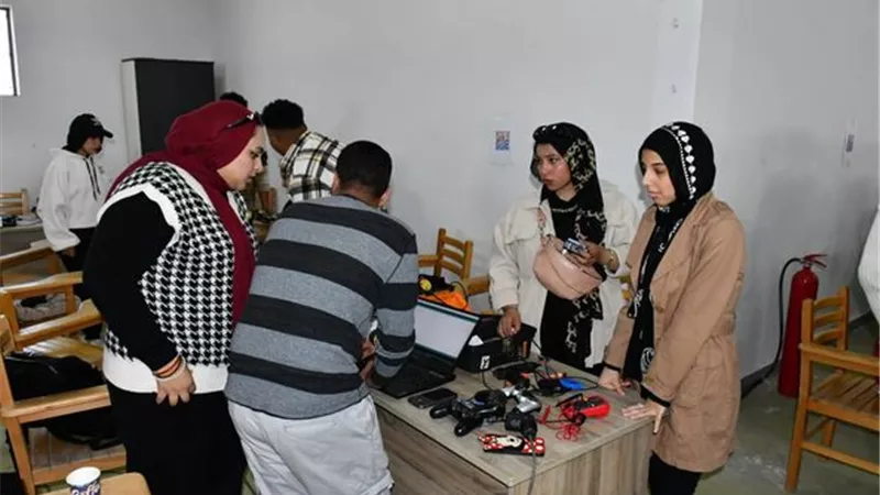 40 فريق في مسابقة كرة القدم للروبوتات بجامعة القناة