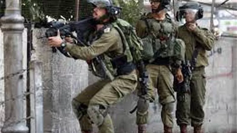 «كانوا يرفعون راية بيضاء».. جيش الاحتلال الإسرائيلي يُعلق على واقعة قتل المحتجزين الثلاثة