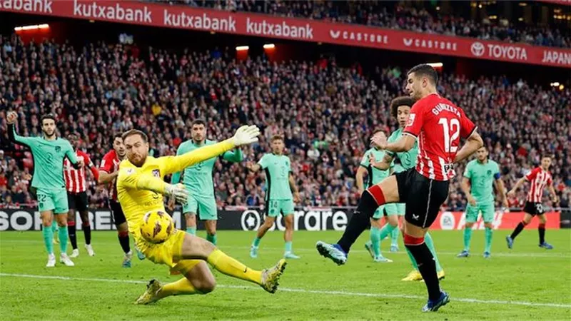 أتلتيك بلباو يفوز علي أتلتيكو مدريد 2-0 ويمنح برشلونة هدية