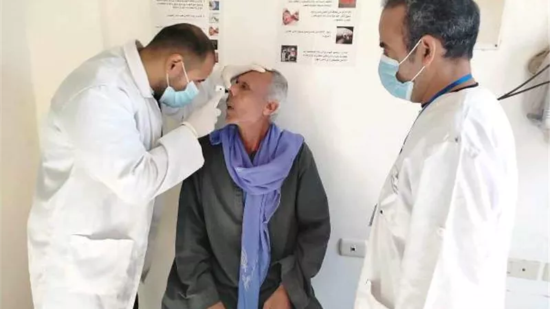 توقيع الكشف الطبي بالمجان 1827 خلال قافلة بمركز المنيا