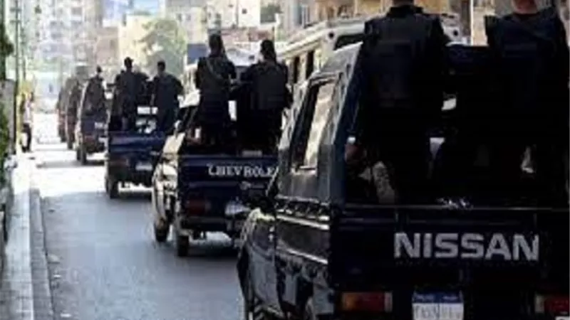استغل فتحها.. سائق يسرق 1.5 مليون جنيه من سيارة في الإسكندرية