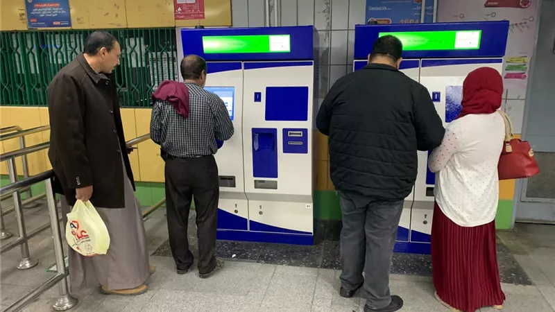 إقبال من الركاب بمحطات الخط الأول والثاني لإستخدام ماكينات TVM
