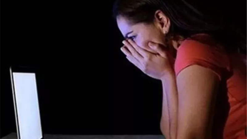 ضبط عامل هدد فتاة بالإيذاء عبر مواقع التواصل الإجتماعى