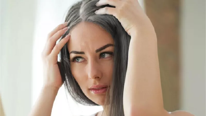 طبيب يحذر من نزع الشعر الأبيض أو الرمادي .. لهذه الأسباب