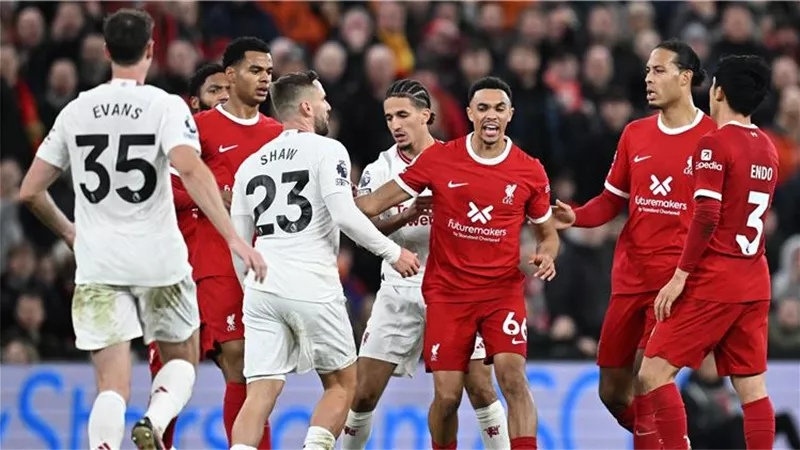 أسطورة ليفربول يهاجم فان دايك عقب التعادل أمام مانشستر يونايتد