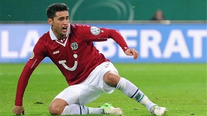 نجم منتخب تونس: مدافع الأهلي يمكنه اللعب في أوروبا