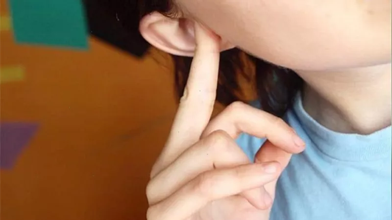 أبرزها التثاؤب .. 5 طرق تساعدك في إخراج الماء من أذنيك