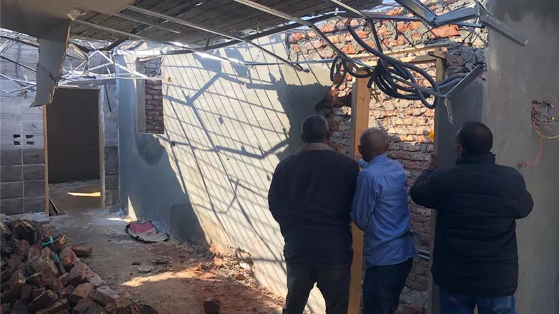 إزالة فى المهد لطابق ثامن مخالف بالأقصر