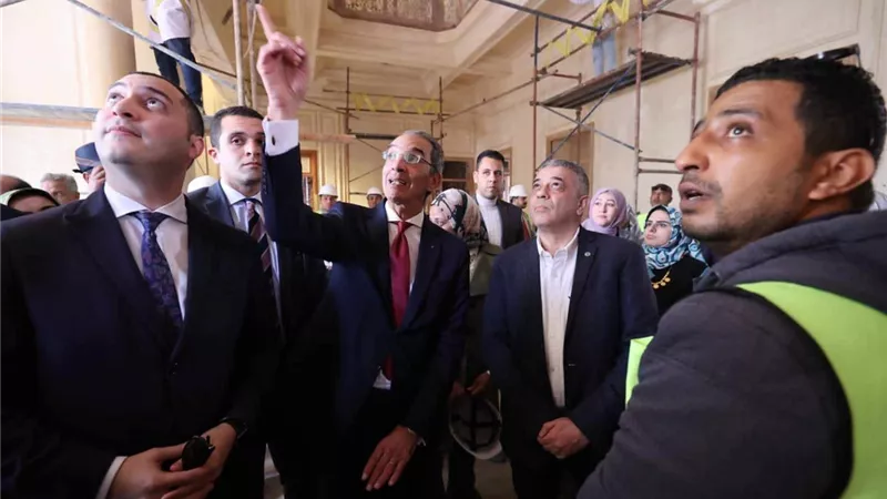 وزير الاتصالات يتفقد أعمال إنشاء مركز إبداع مصر الرقمية 