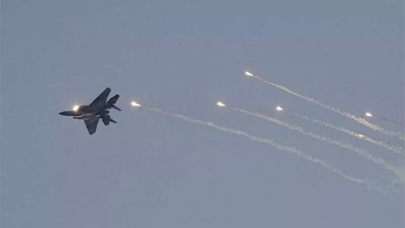 طيران الاحتلال الإسرائيلي يشن غارات مكثفة على جباليا في غزة