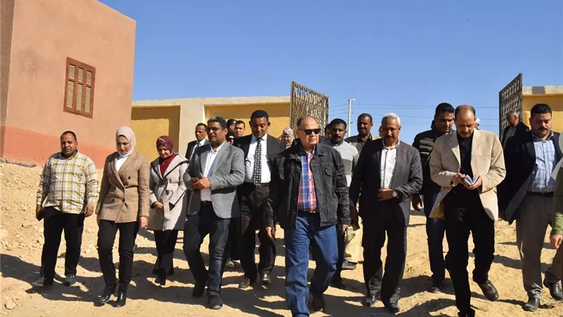محافظ أسيوط يتفقد موقع إنشاء سوق حضري بالكوم الأحمر ..صور