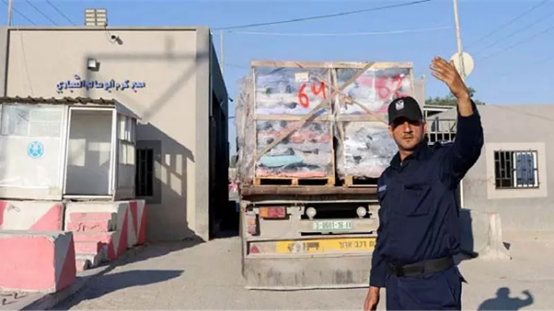 دخول المساعدات الإغاثية لأول مرة.. عبر معبر كرم أبوسالم