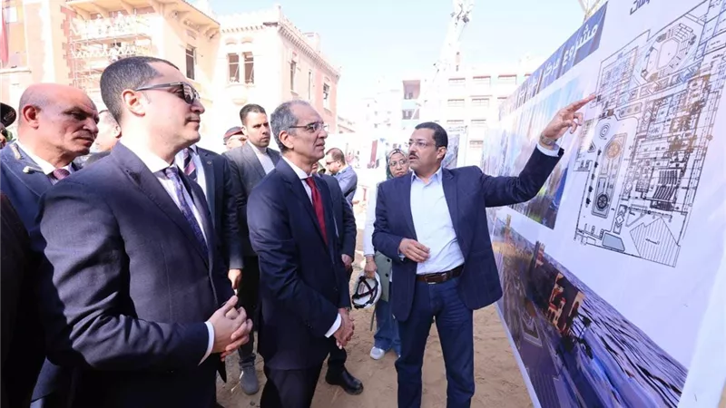 طلعت يستمع لشرح جهود محافظة كفر الشيخ فى التحول الرقمى