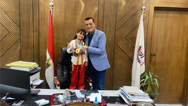 وكيل تعليم بقنا يكرم طالبه المركز الثالث عالميا في التايكوندو