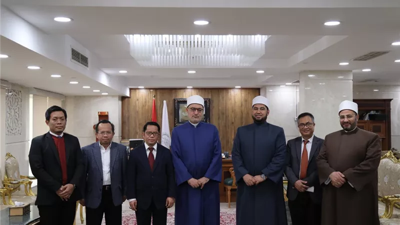 أمين البحوث الإسلامية يلتقي وفدًا إندونيسيًا لبحث التعاون