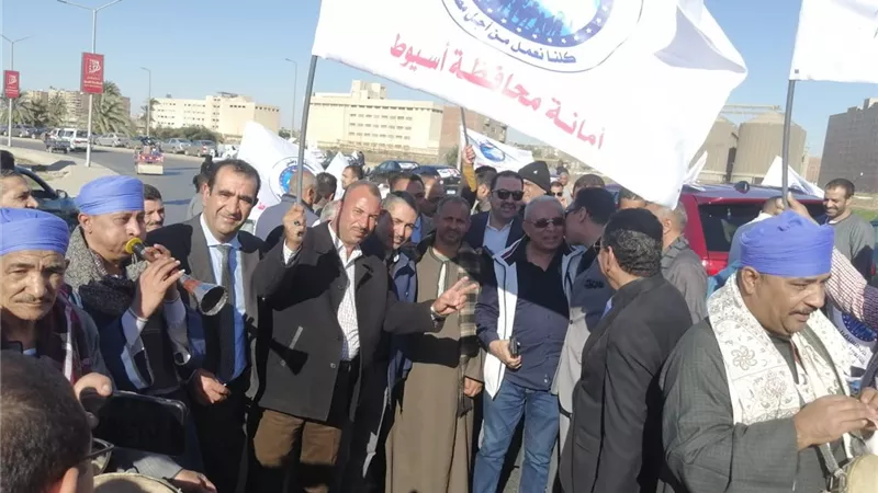 مستقبل وطن أسيوط ينظم مسيرة بأكثر من ٣٠٠ سيارة حاملين الاعلام