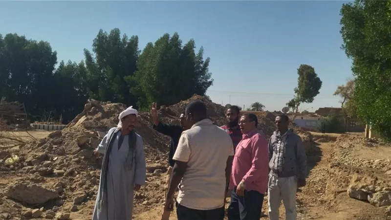 محافظ أسوان يكلف وحدة حياة كريمة لبحث مشكلات أهالى قرية أدندان
