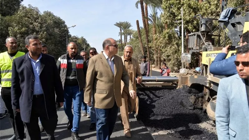 محافظ أسيوط يستعرض إنجازات الطرق والرصف خلال العشر سنوات الماضية