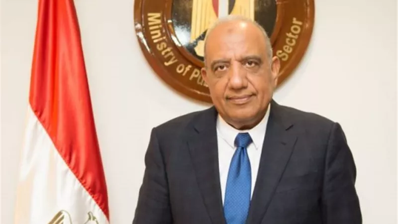 وزير قطاع الأعمال يهنئ الرئيس السيسي بفوزه بفترة رئاسية جديدة