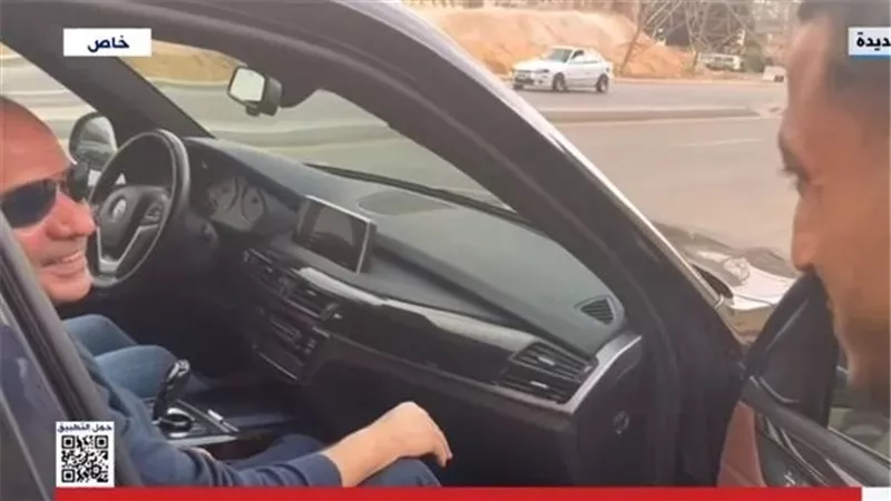 الرئيس السيسى يجرى حوارًا مع عدد من المواطنين أثناء مروره فى شوارع القاهرة