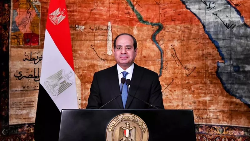 وزير الاتصالات يهنئ الرئيس السيسى لفوزه بفترة رئاسية جديدة