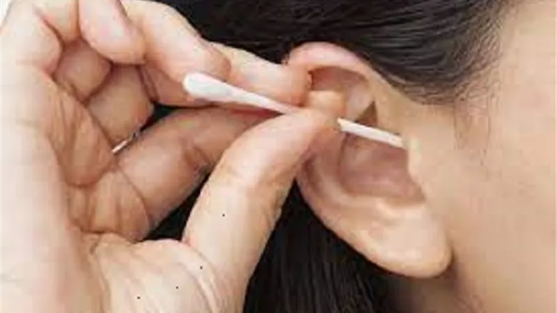 طبيب يحذر من هذا الفعل عند دخول المياه إلى الأذن