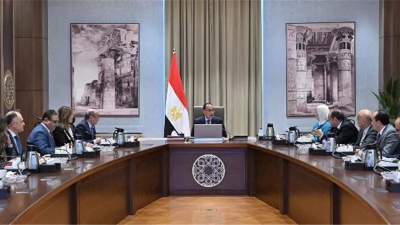 رئيس الوزراء يتابع خطط النهوض بالصناعات اليدوية