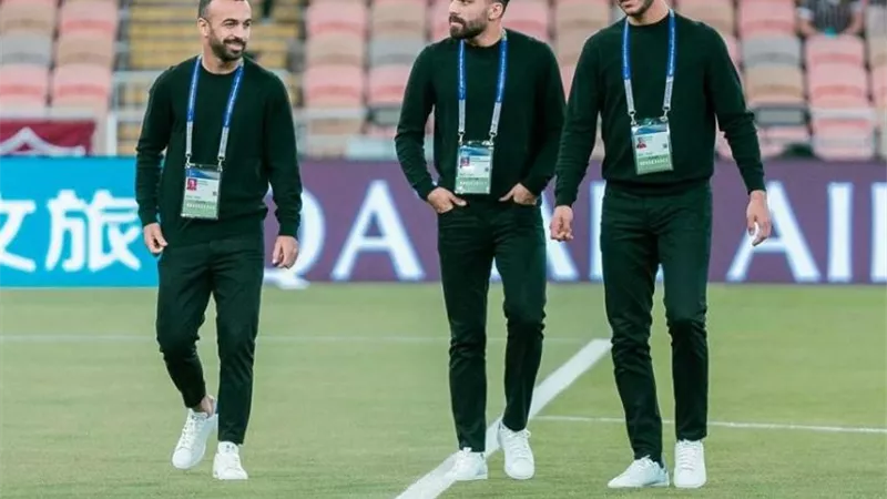 بالصور.. لاعبو الاهلى يتفقدون ارضية الملعب قيل مواجهة فلومنينسي