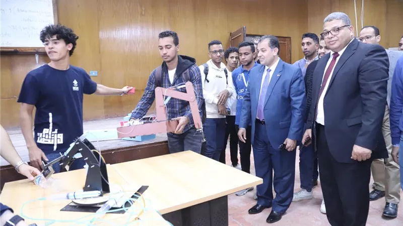 رئيس جامعة جنوب الوادي يشهد منافسات مسابقة plus3 بكليه الهندسه