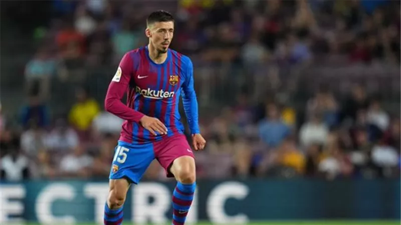 عملاقي الدوري الإيطالي يتنافسان على التعاقد مع مدافع برشلونة