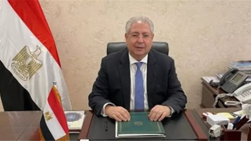 سفير مصر بالكويت يقدم واجب العزاء في وفاة الأمير الراحل نواف الصباح