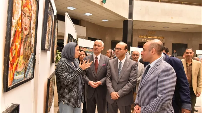 رئيس جامعة أسيوط يفتتح معرض 