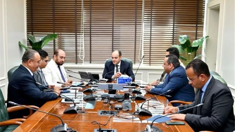 وزير التجارة يلتقي مسئولي مصنع 