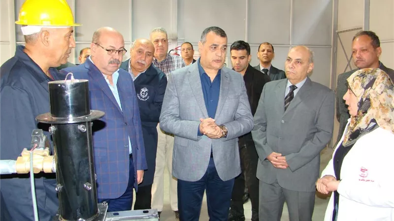 وزير الإنتاج الحربي يتفقد سير العمل بشركة حلوان للآلات والمعدات